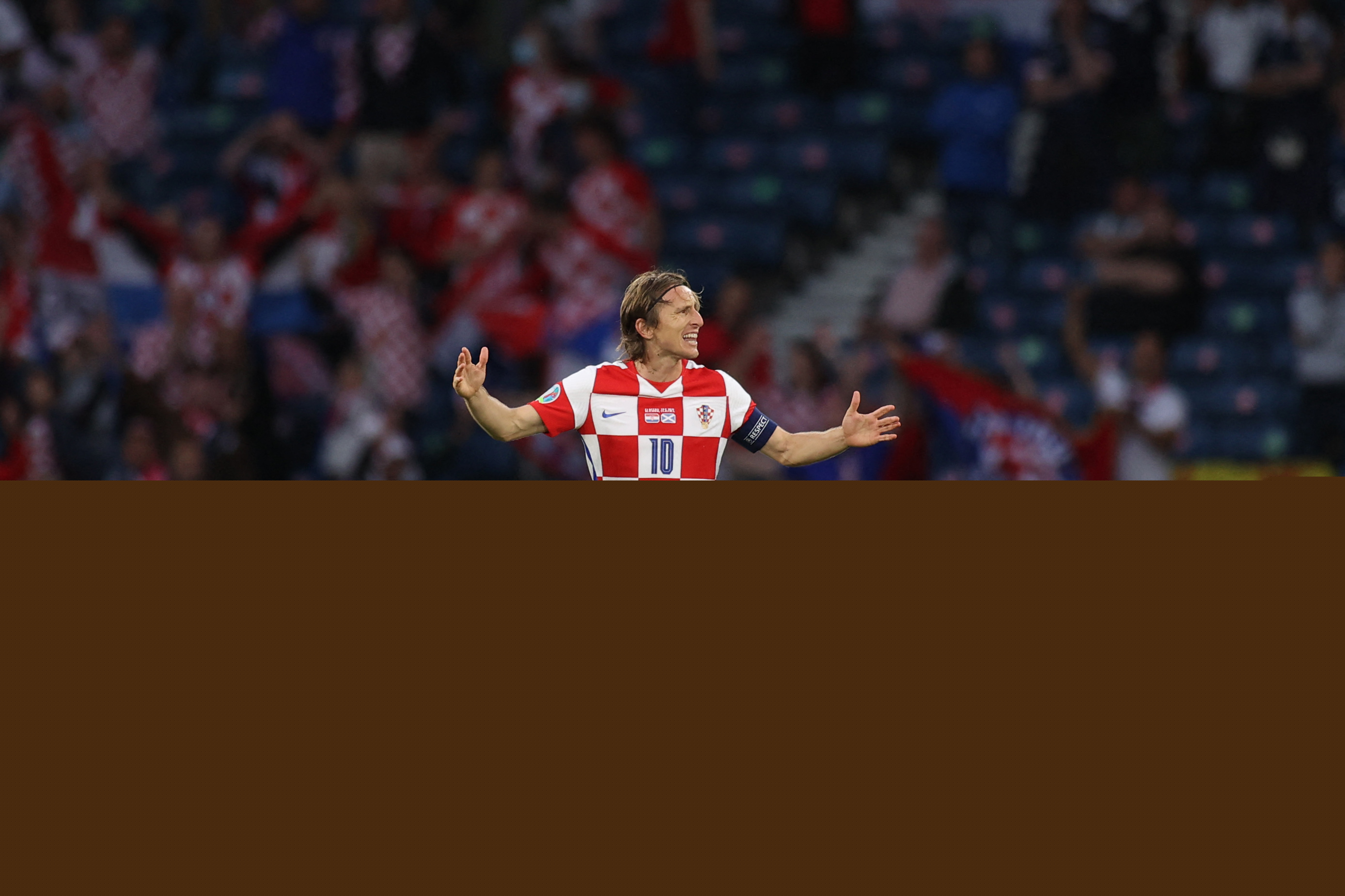 米体：法国电视台取消转播年轻人vs里尔，因前者胸前广告违规